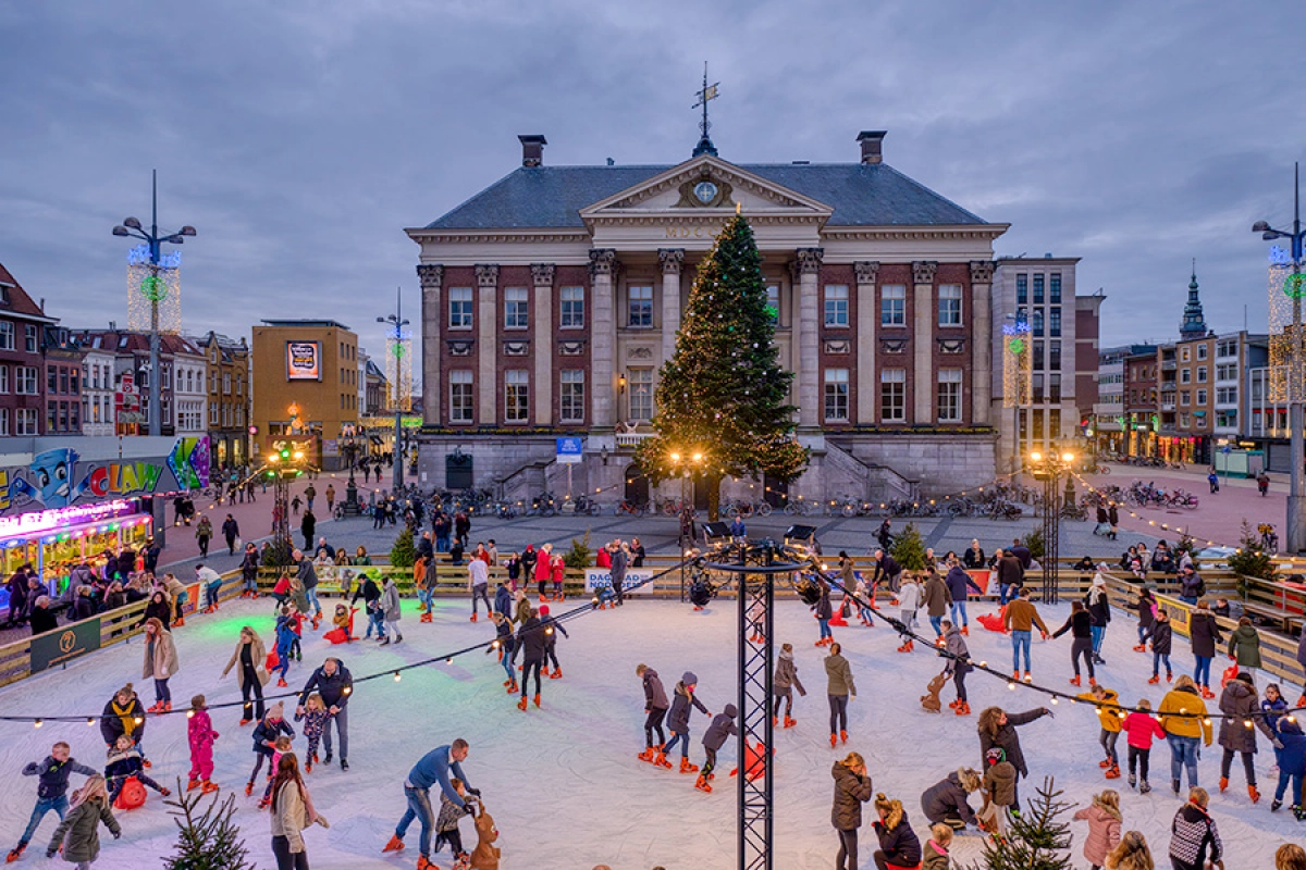 Ice Rink, Wintercafé and Ferris Wheel